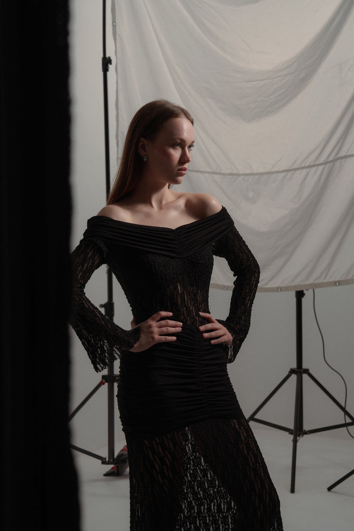 Dantel Madonna Yaka Straplez Şık Elbise