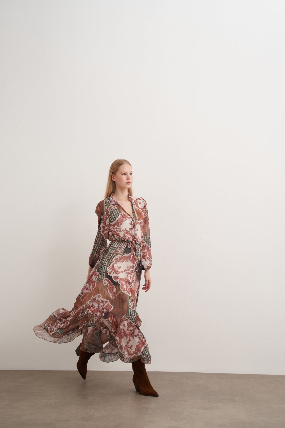 Desenli Asimetrik Kesimli Şifon Elbise