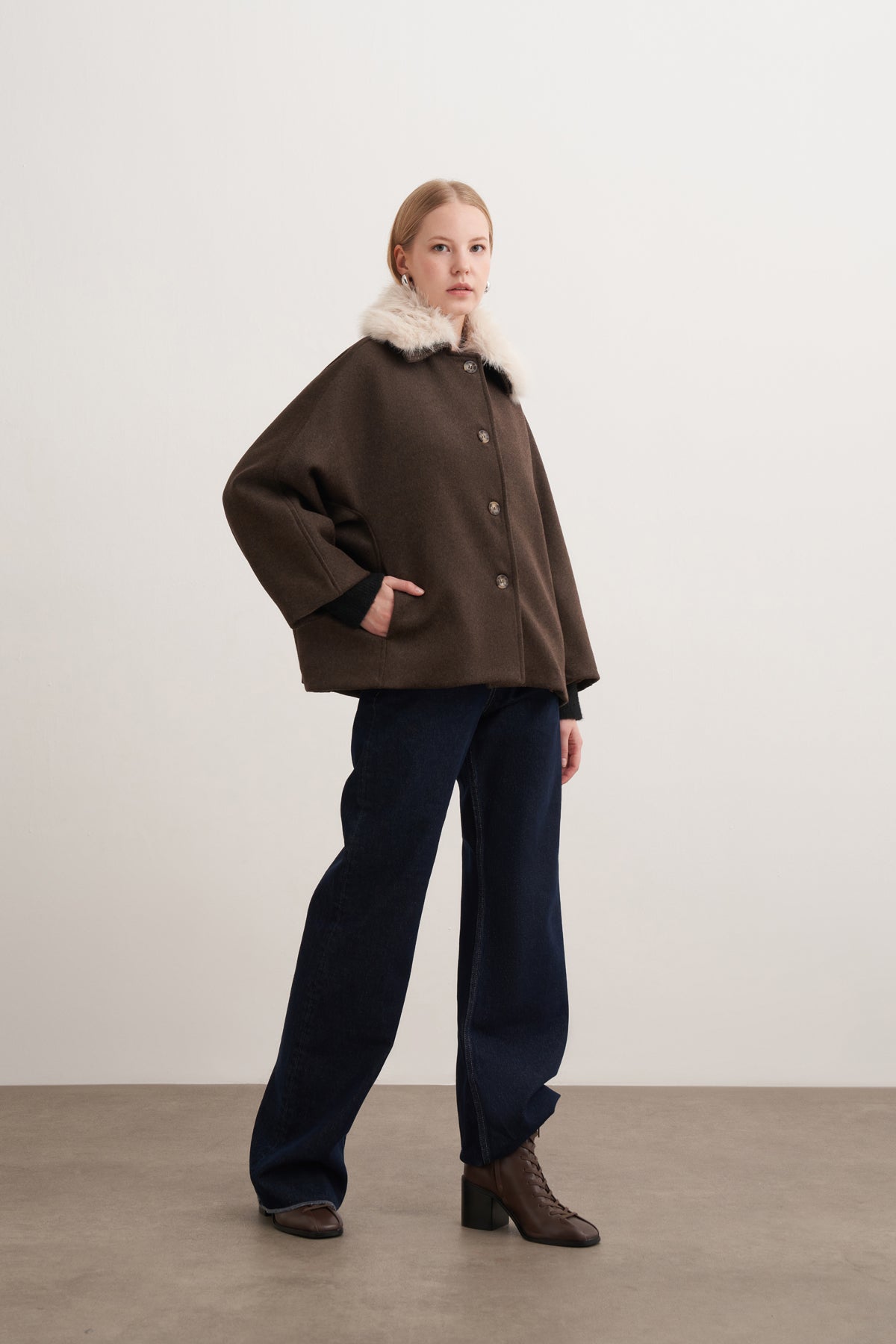 Kürk Yaka Kaşe Kaban