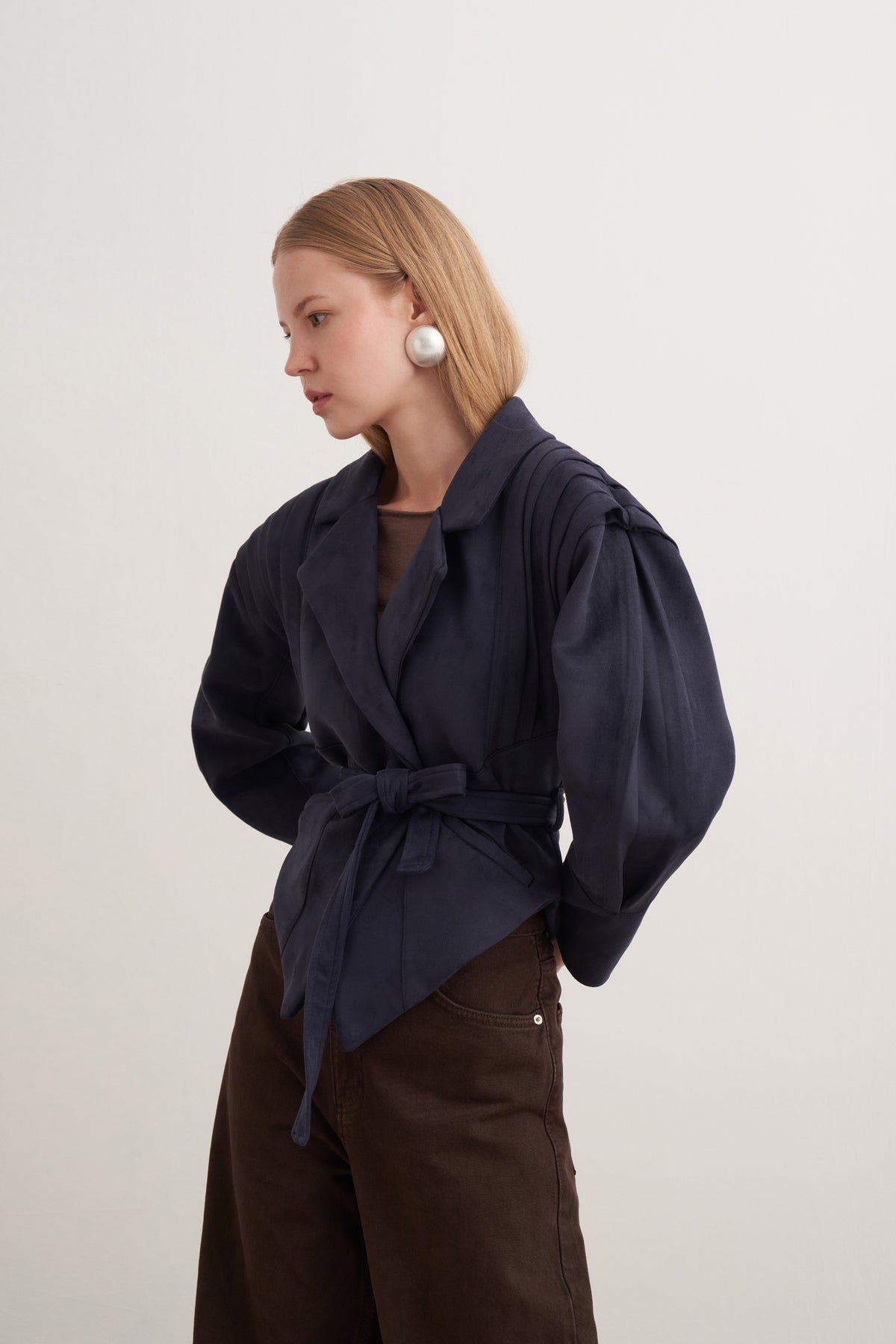 Süet Omuz Detaylı Kısa Ceket