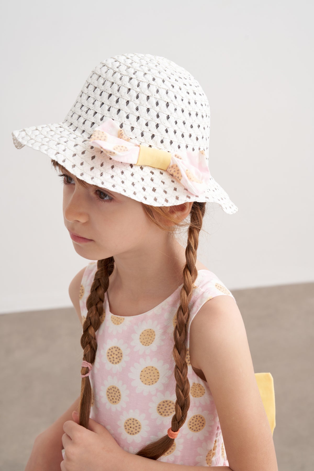 Şapkalı Fiyonk Desenli Fırfırlı Elbise