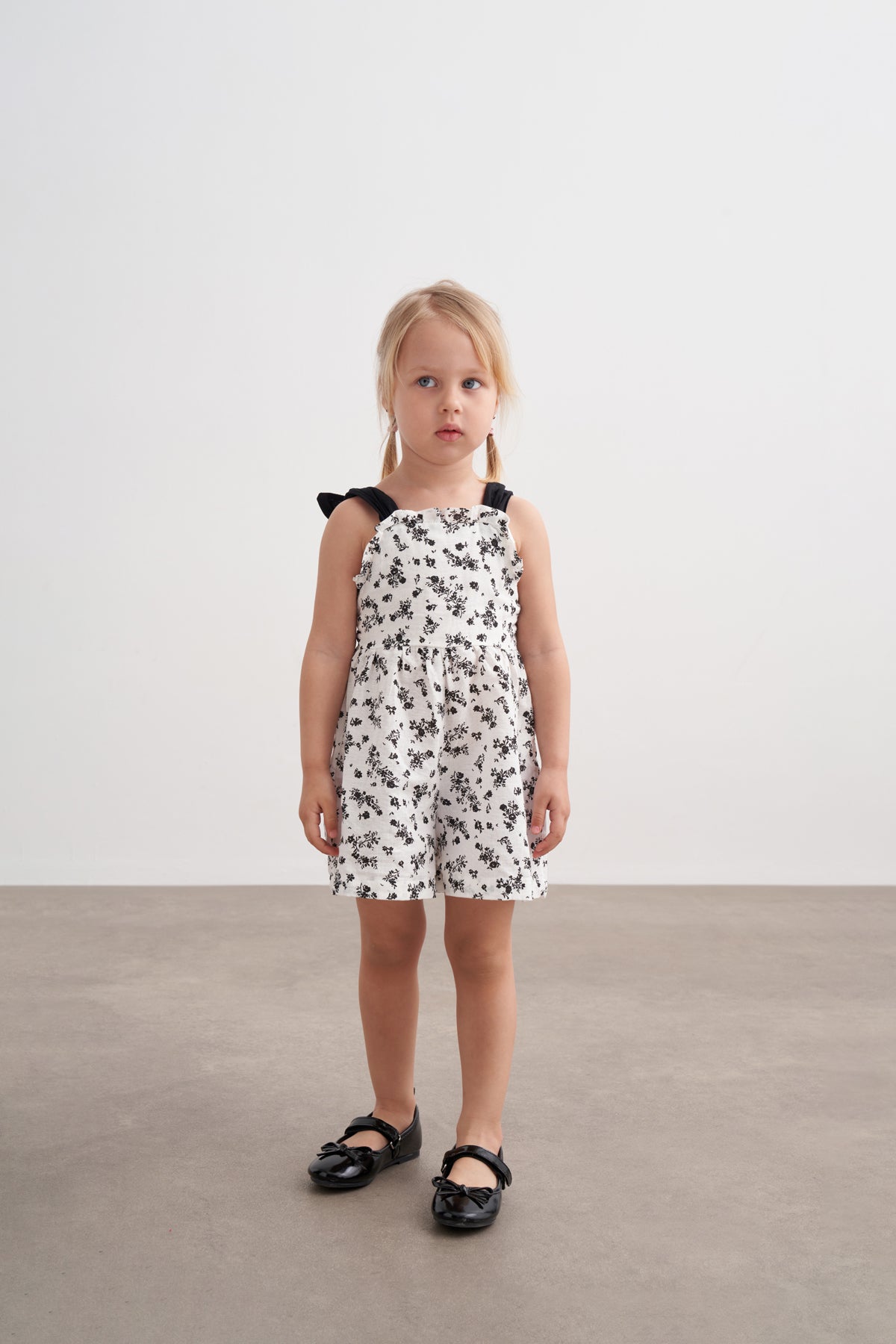 Siyah Beyaz Çiçekli Tulum