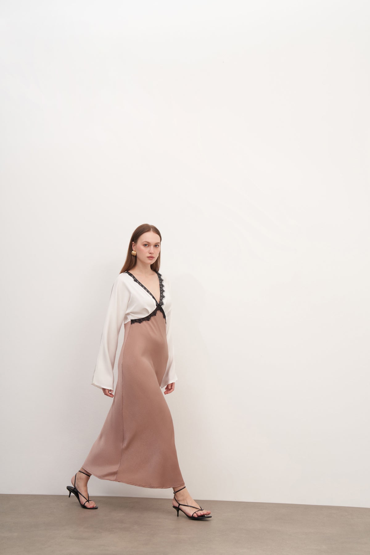 Saten Dantel Detaylı Midi Elbise