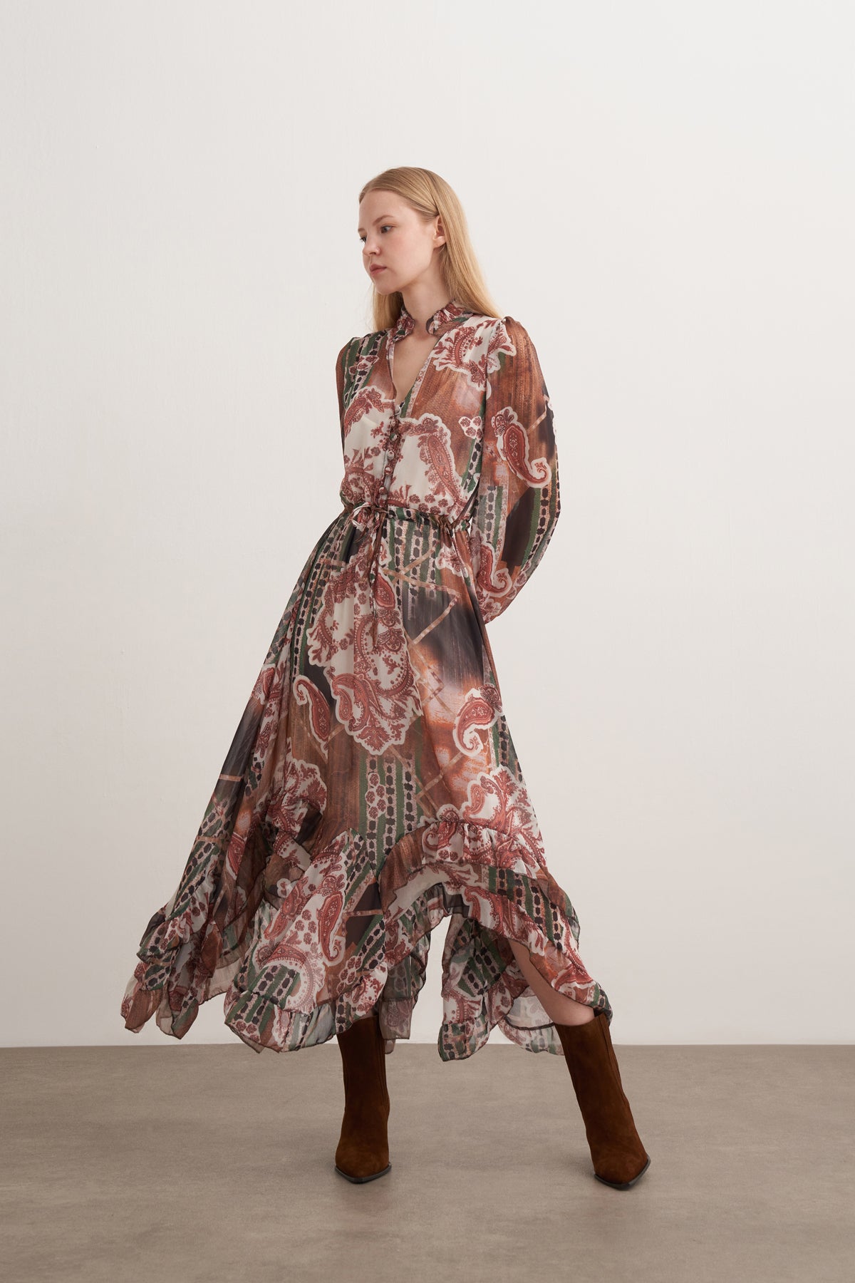 Desenli Asimetrik Kesimli Şifon Elbise